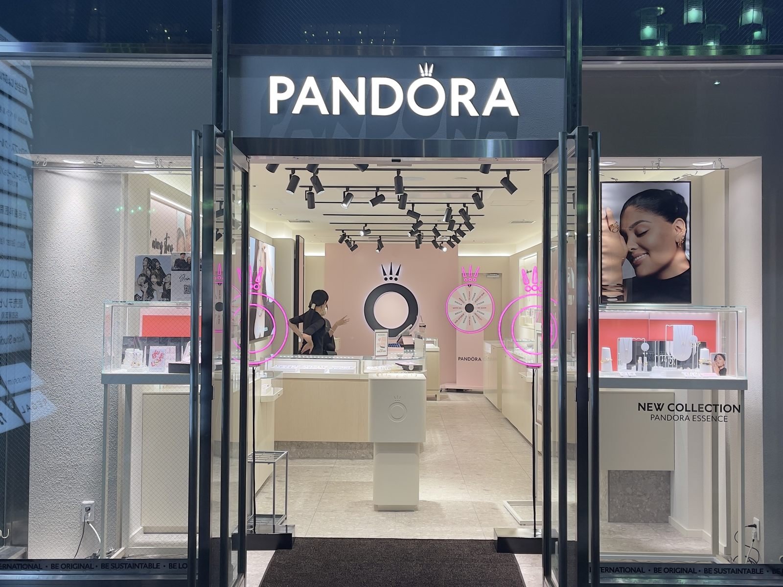 ジュエリーブランドPANDORA店舗のLED看板とピンクのネオン装飾