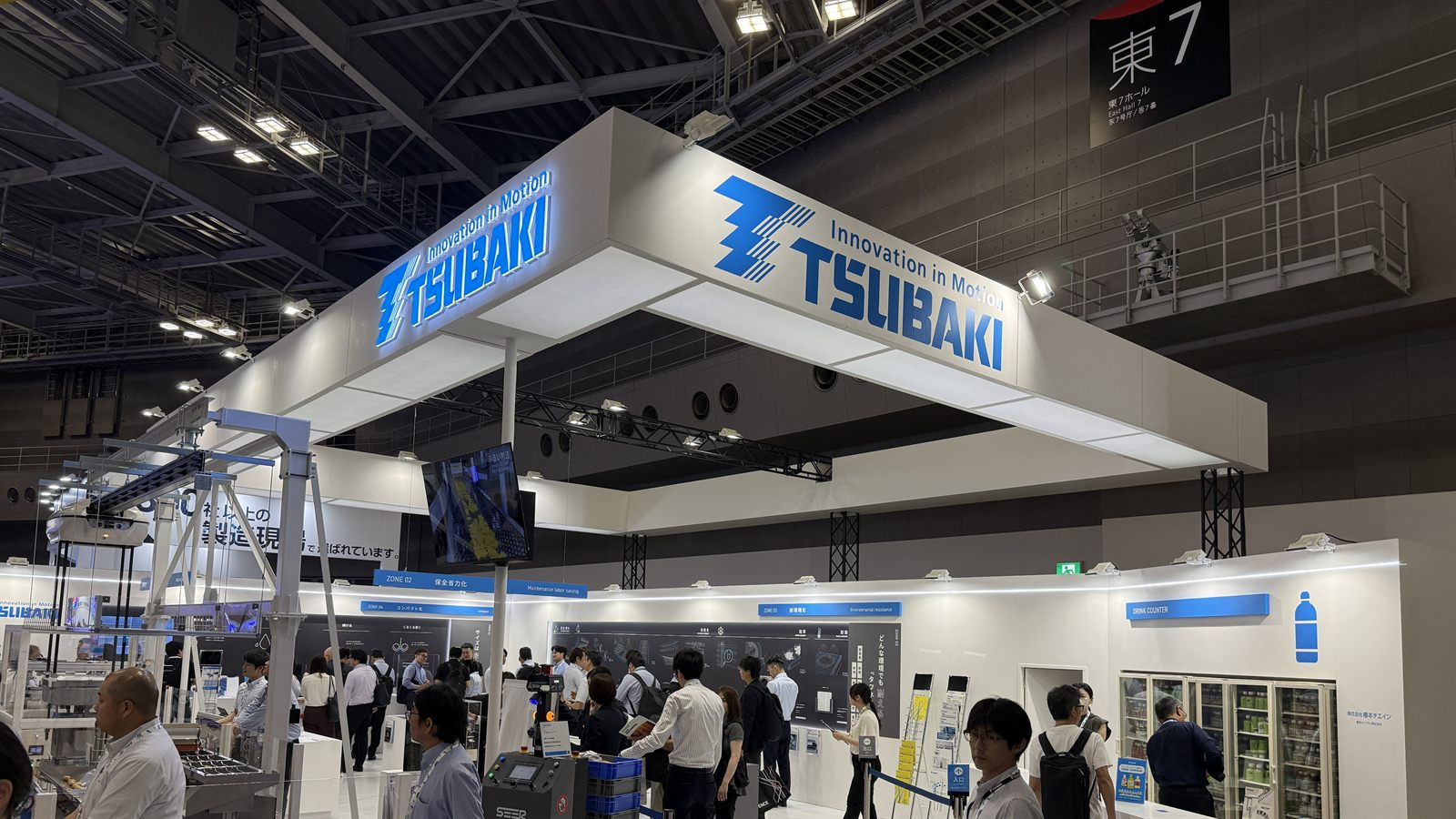 展示会場の椿本チエインブースに設置された大型サイン