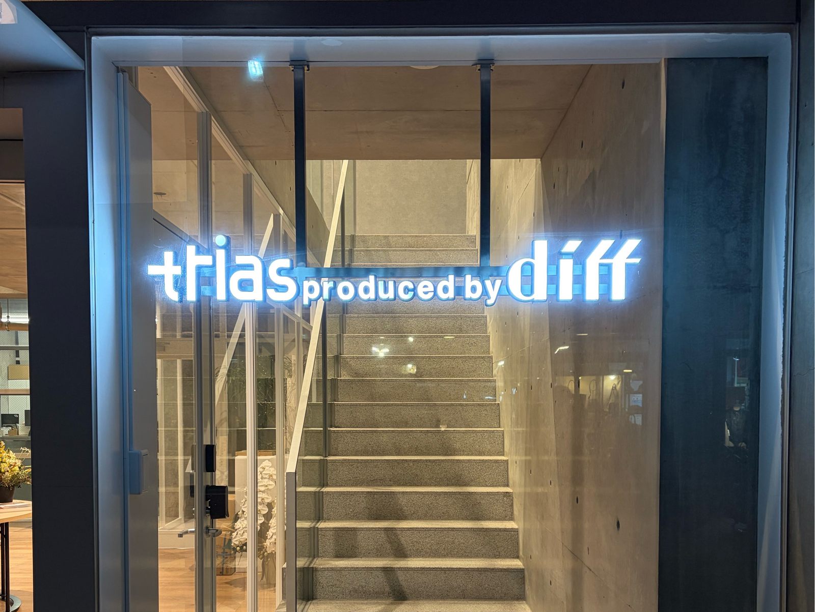 trias produced by diffエントランスの白色LEDネオンサイン