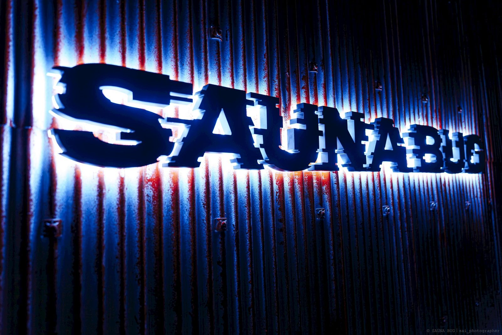 アクリル削り出しで製作したSAUNA BUGの立体LEDサイン