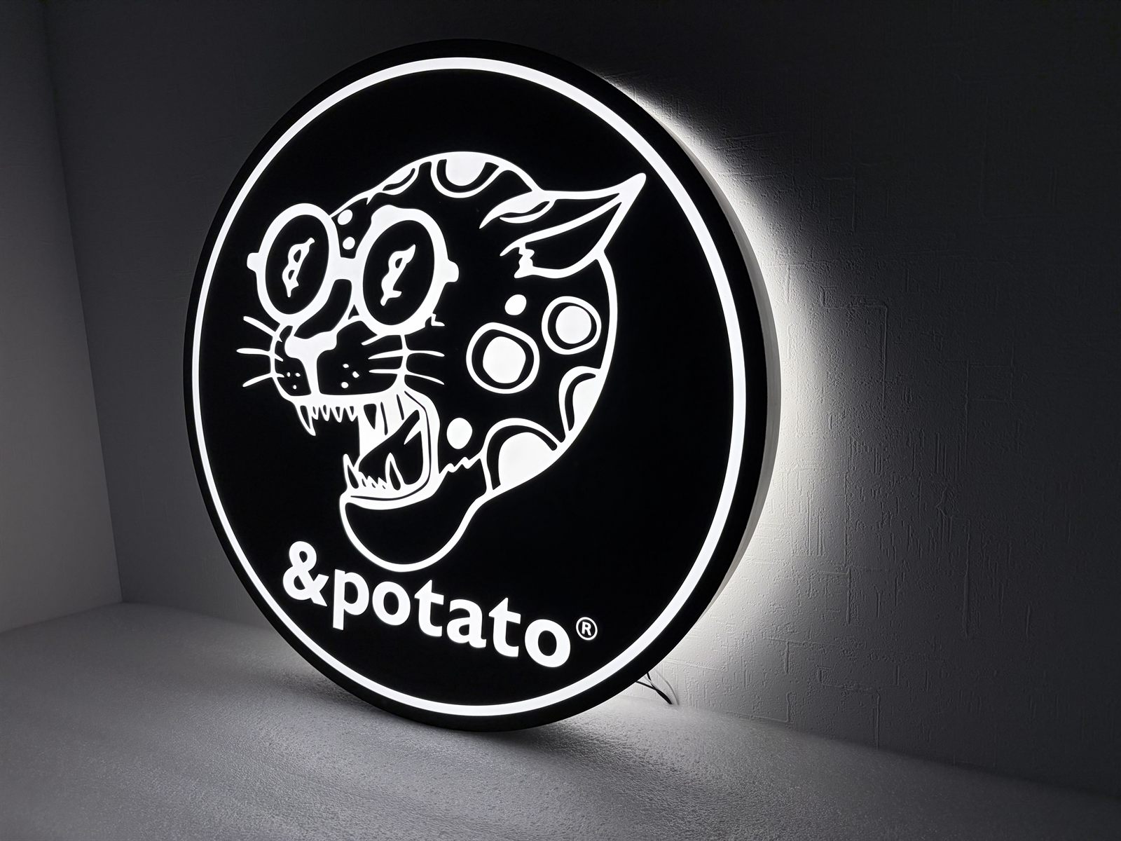 ＆potatoの円形LED発光サイン（キャラクターロゴ）