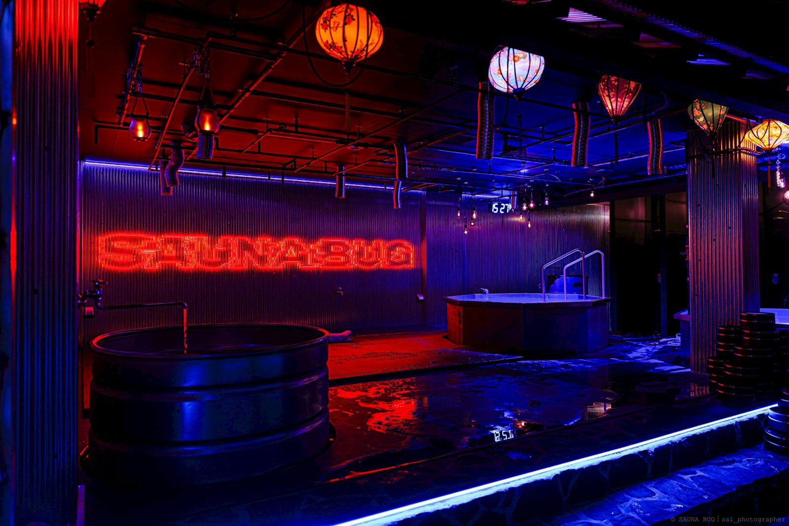 高温多湿のサウナ施設SAUNA BUG室内に設置された赤色LEDネオンサイン