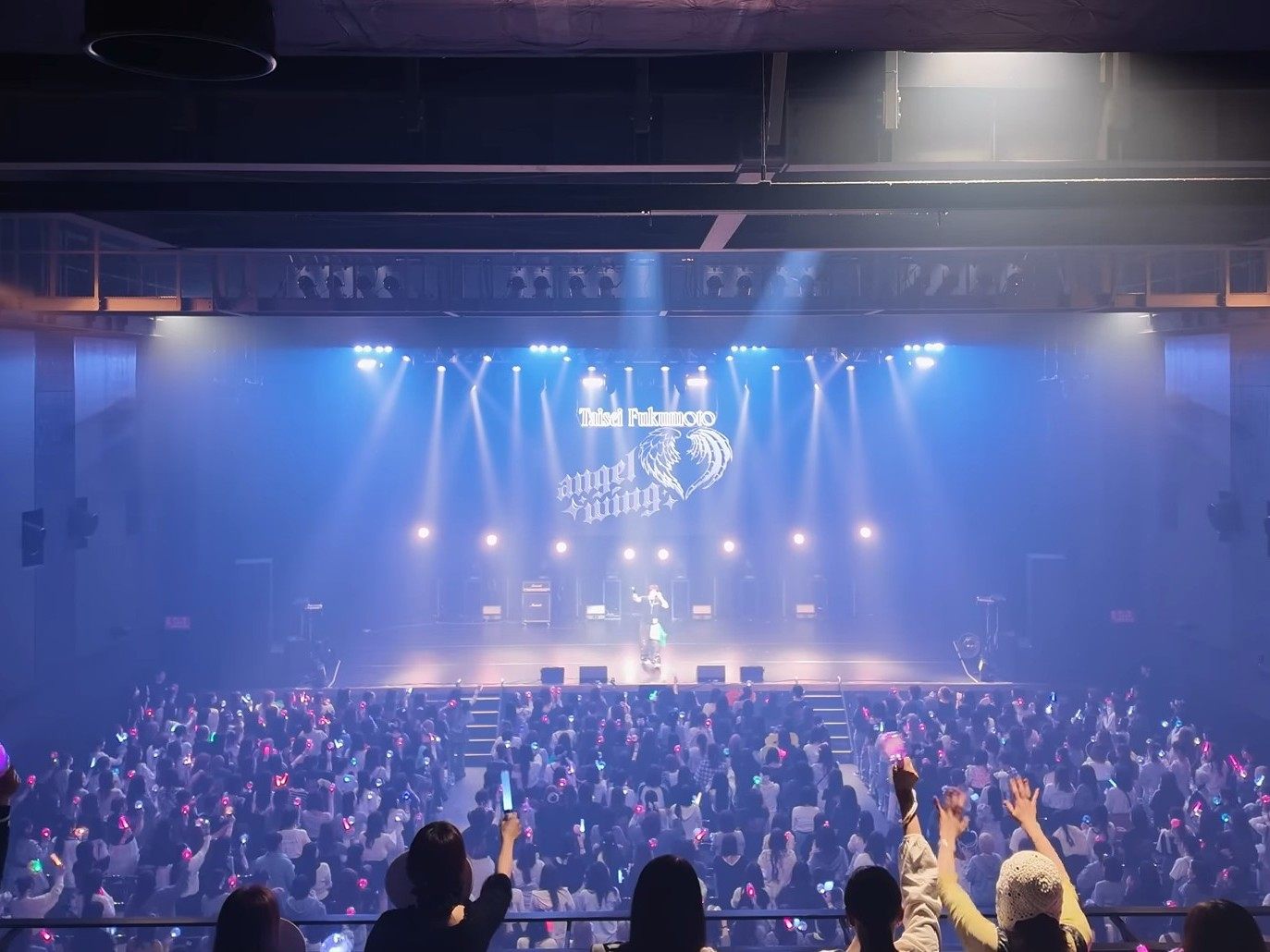 ライブ会場のステージを飾るangel wingのLEDロゴサイン