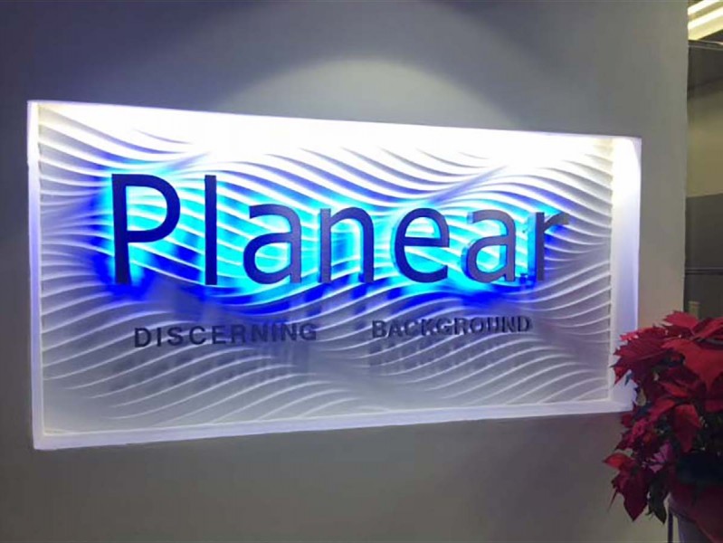 白壁エントランスの背面発光サイン事例 壁に青い光がふわっと反射 Planear様