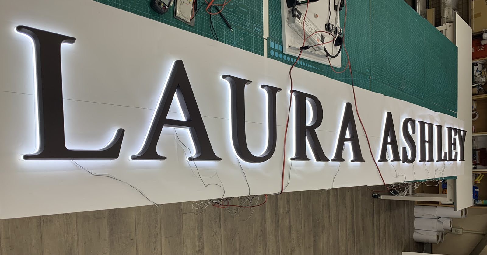 根元発光サインの工場発光テスト(LAURA ASHLEY・アクリル削り出しのつるっとした表面質感)