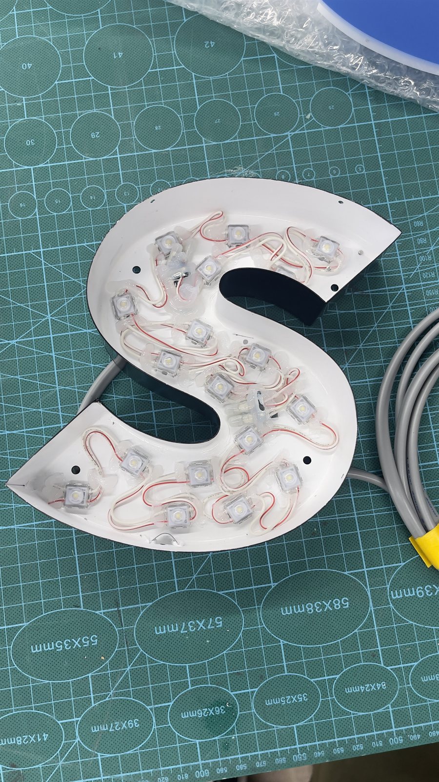 チャンネル文字の内部構造 LEDモジュールと配線 (製造中の新品)
