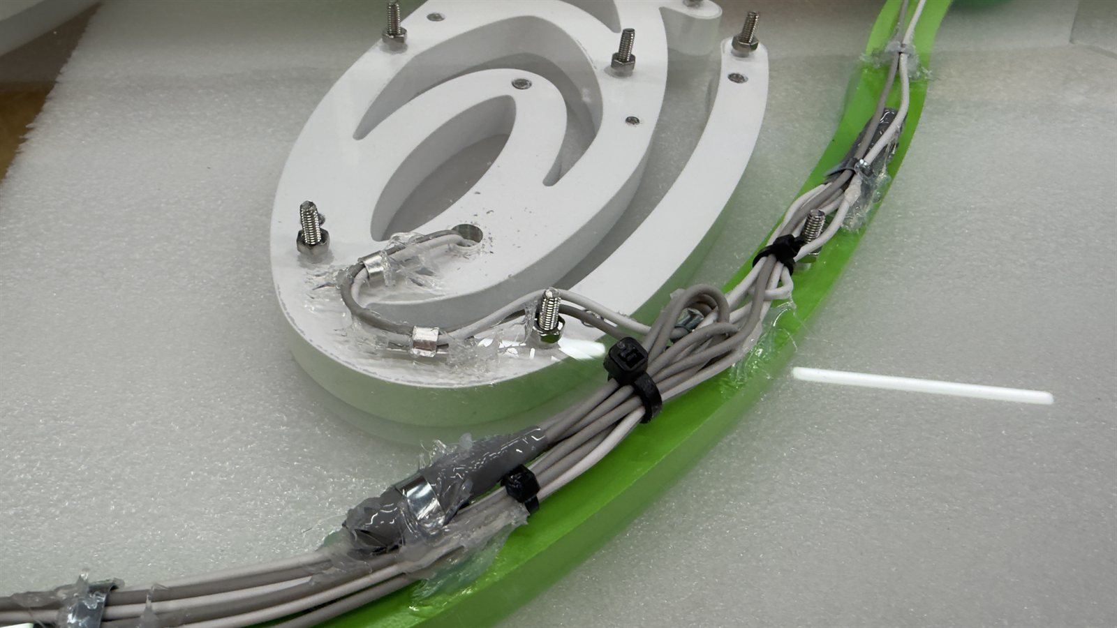 チャンネル文字裏側のシリコン防水処理と配線 屋外用LEDサインの耐久性を高める加工