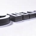 チャンネル文字の接写 箱型の立体構造と側面の仕上げ(DELIGHTロゴ・消灯時)