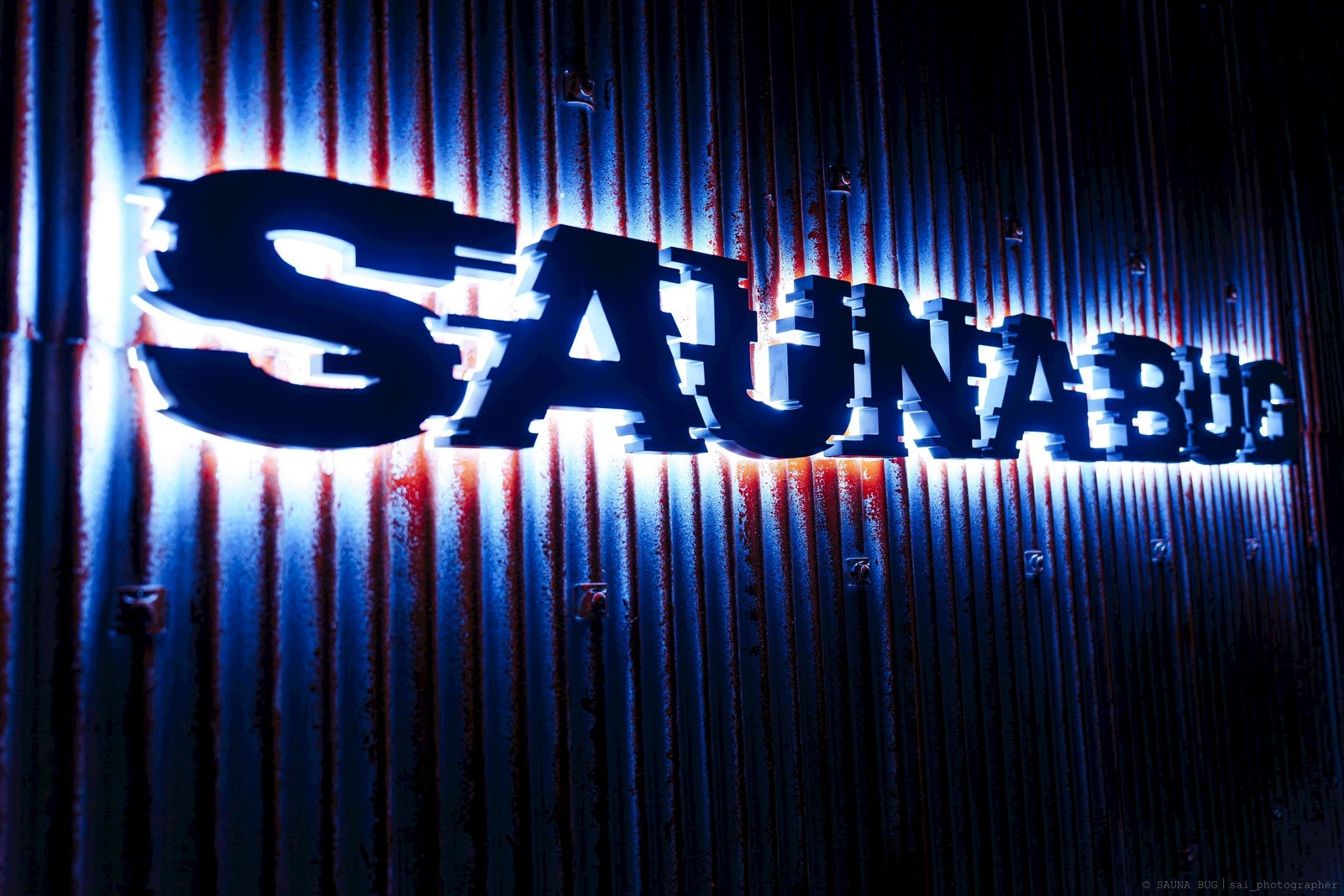 チャンネル文字の立体感と壁面取り付けがわかる施工後の写真 根元発光LEDサイン SAUNA BUG様