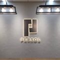 オフィスエントランスに設置した側面発光のLEDサイン（PERSOLロゴ・チャンネル文字）