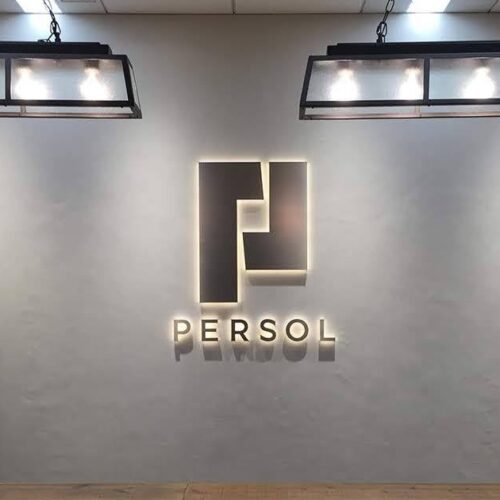 オフィスエントランスに設置した側面発光のLEDサイン（PERSOLロゴ・チャンネル文字）
