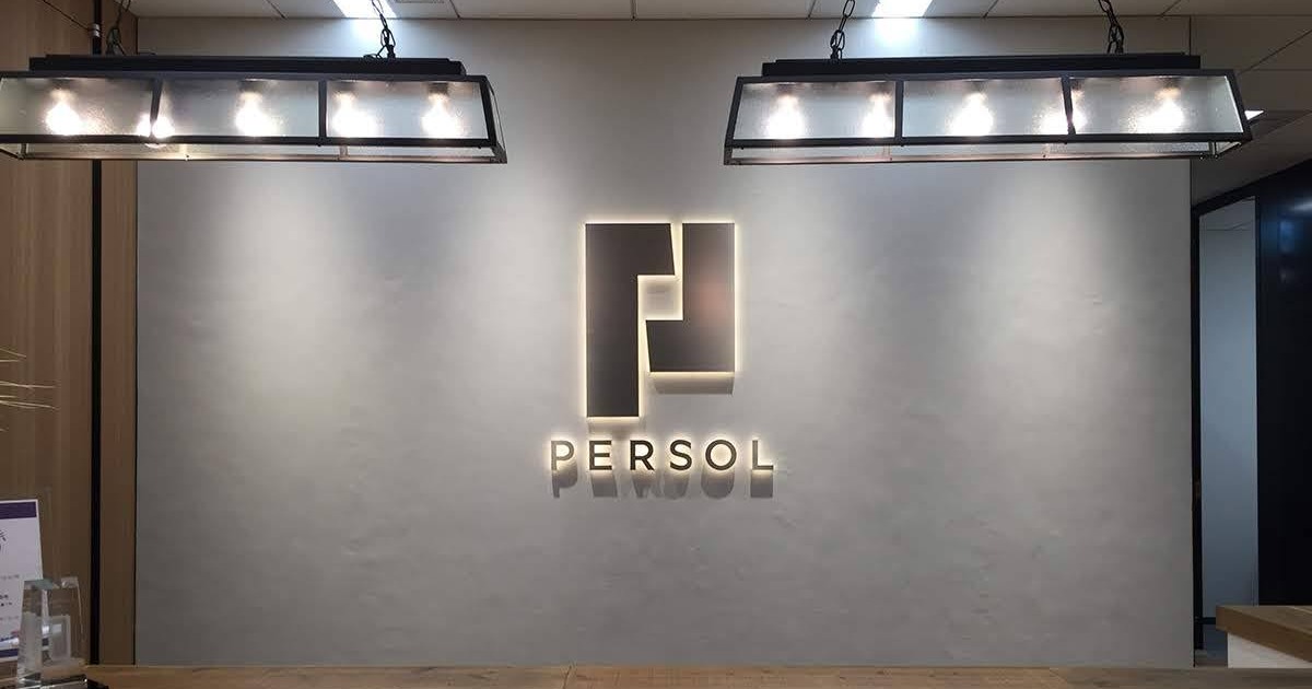 オフィスエントランスに設置した側面発光のLEDサイン（PERSOLロゴ・チャンネル文字）