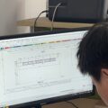 看板のデザインデータを製作用図面に起こすスタッフの作業画面