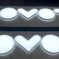 夜間に二重発光する正面+根元発光サイン(白色LED)