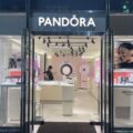 ジュエリーショップのファサードサイン 店舗正面の光るチャンネル文字と店内のピンクネオン(PANDORA様)