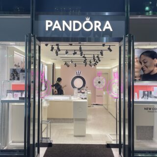 ジュエリーショップのファサードサイン 店舗正面の光るチャンネル文字と店内のピンクネオン（PANDORA様）