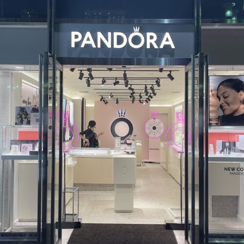 ジュエリーショップのファサードサイン 店舗正面の光るチャンネル文字と店内のピンクネオン（PANDORA様）
