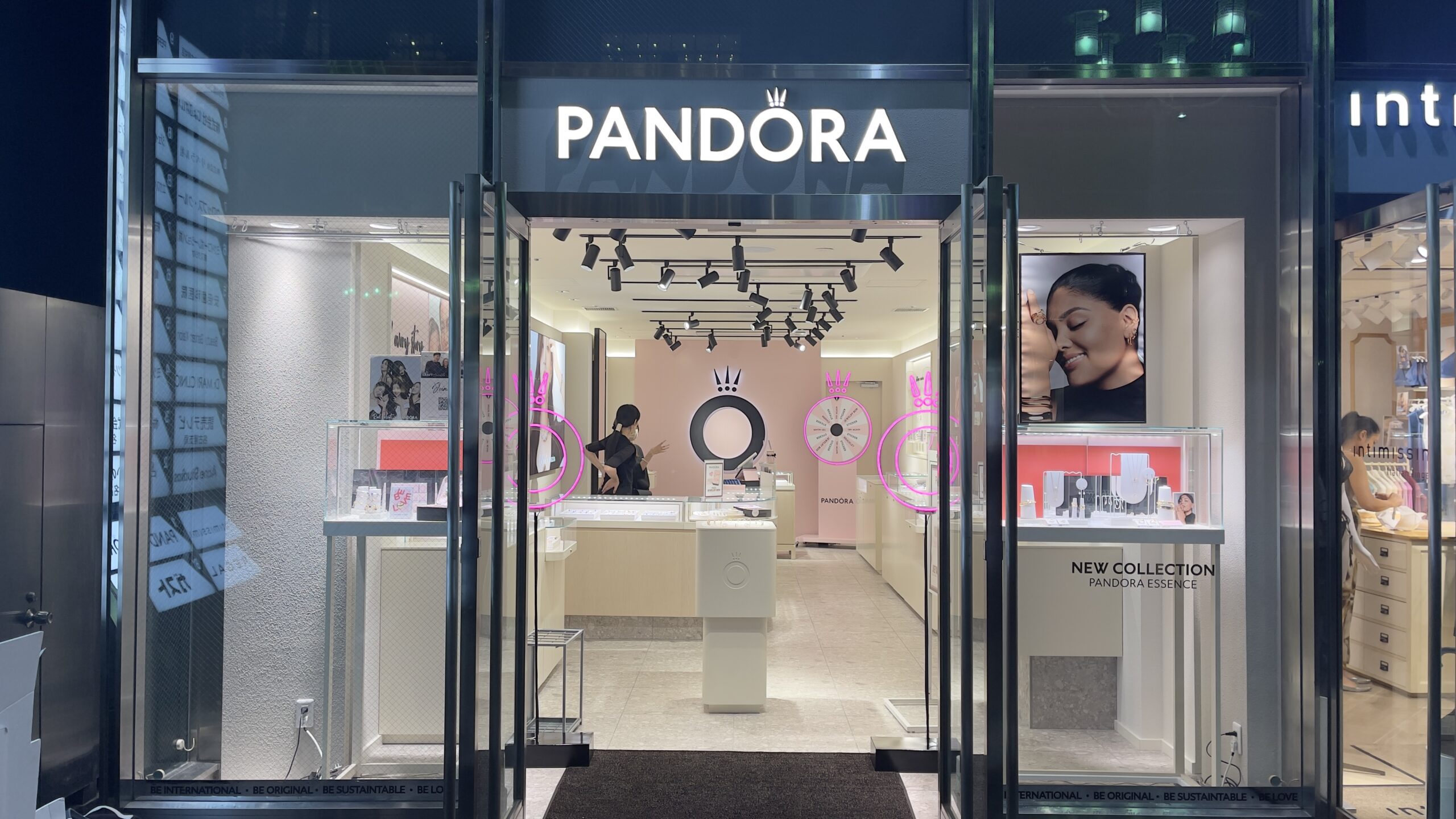 ジュエリーショップのファサードサイン 店舗正面の光るチャンネル文字と店内のピンクネオン（PANDORA様）