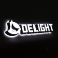 暗闇で光るLEDチャンネル文字看板 正面発光と背面発光の白い光(DELIGHTロゴ)