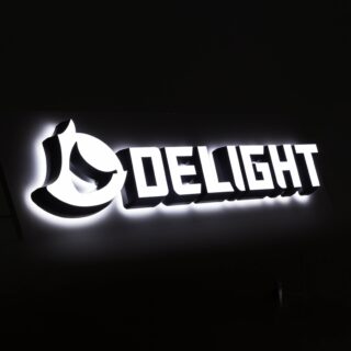 暗闇で光るLEDチャンネル文字看板 正面発光と背面発光の白い光（DELIGHTロゴ）