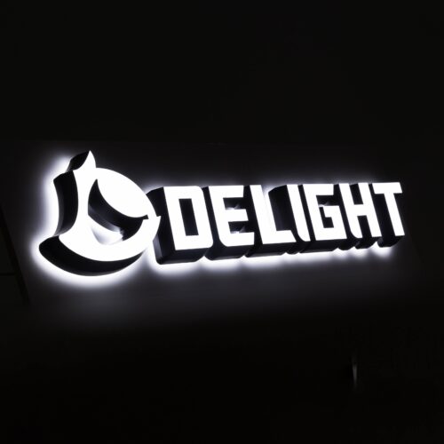 暗闇で光るLEDチャンネル文字看板 正面発光と背面発光の白い光（DELIGHTロゴ）
