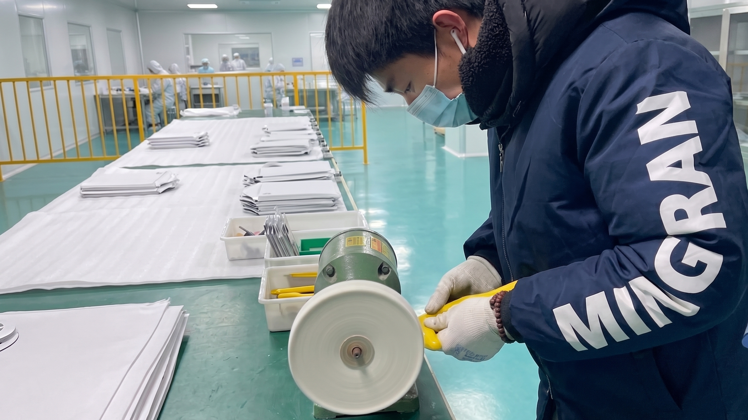 LEDサイン製造工場での作業風景 部材を仕上げるスタッフ