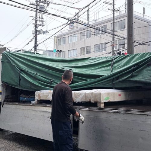 大型LEDサインの製作事例 チャーター便で運ばれる大型サイン