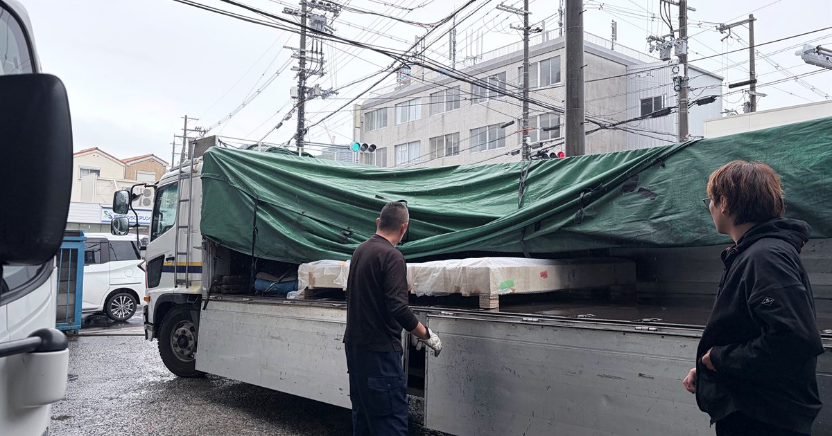 大型LEDサインの製作事例 チャーター便で運ばれる大型サイン