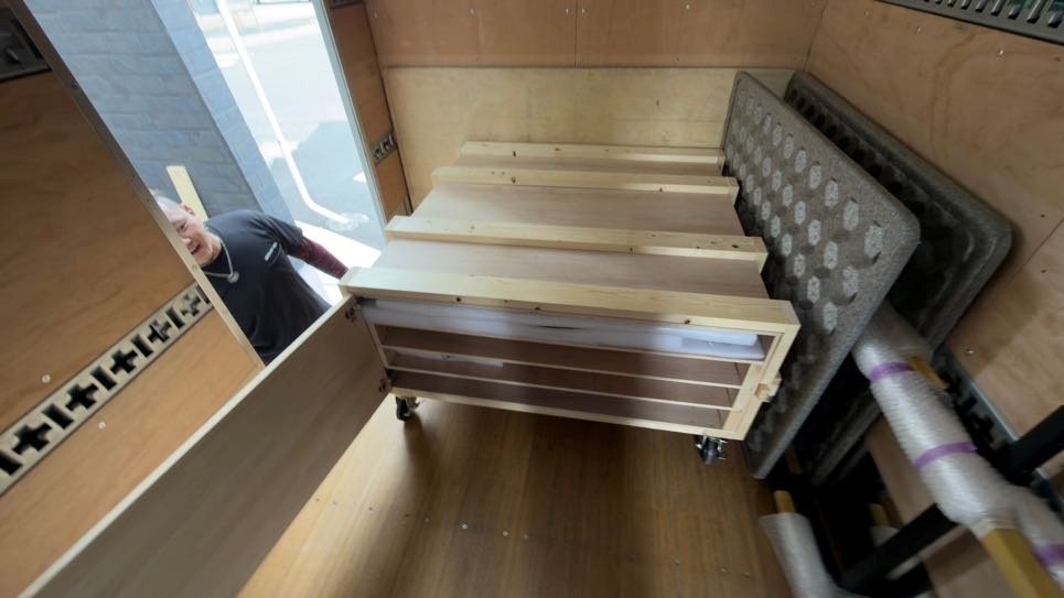 大型LEDサインの分割梱包 木製ケースにパーツを整理して収納