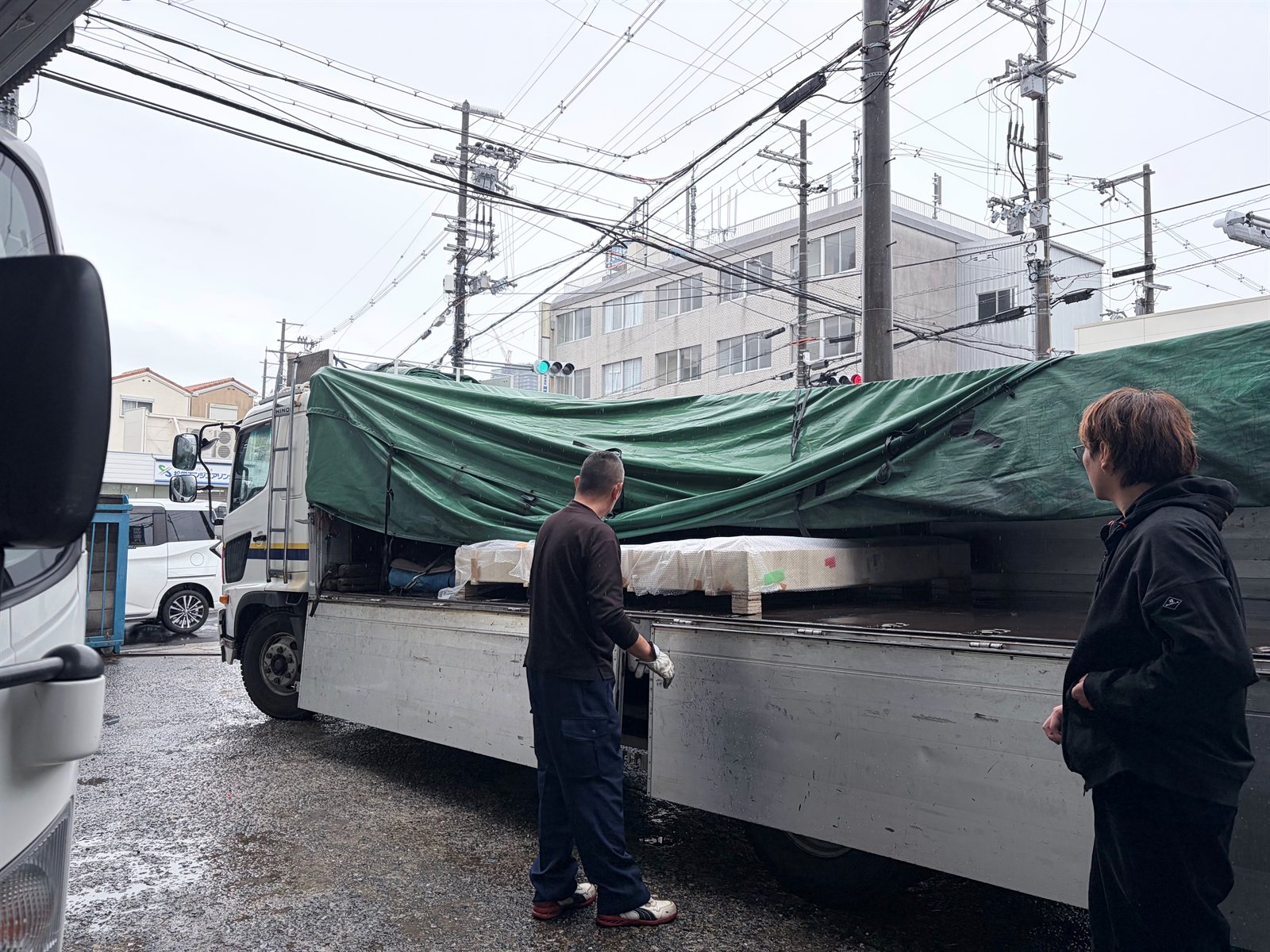 大型LEDサインの配送 平車 (フラットベッド) への積み込み風景