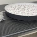 円形サインの内部に並ぶLEDモジュールと配線 低消費電力のLED光源（製作中）