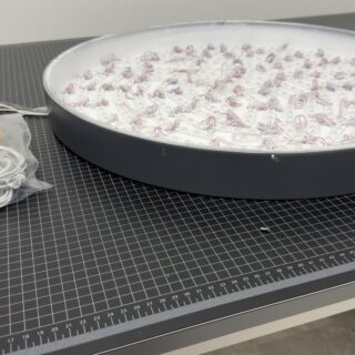 円形サインの内部に並ぶLEDモジュールと配線 低消費電力のLED光源（製作中）