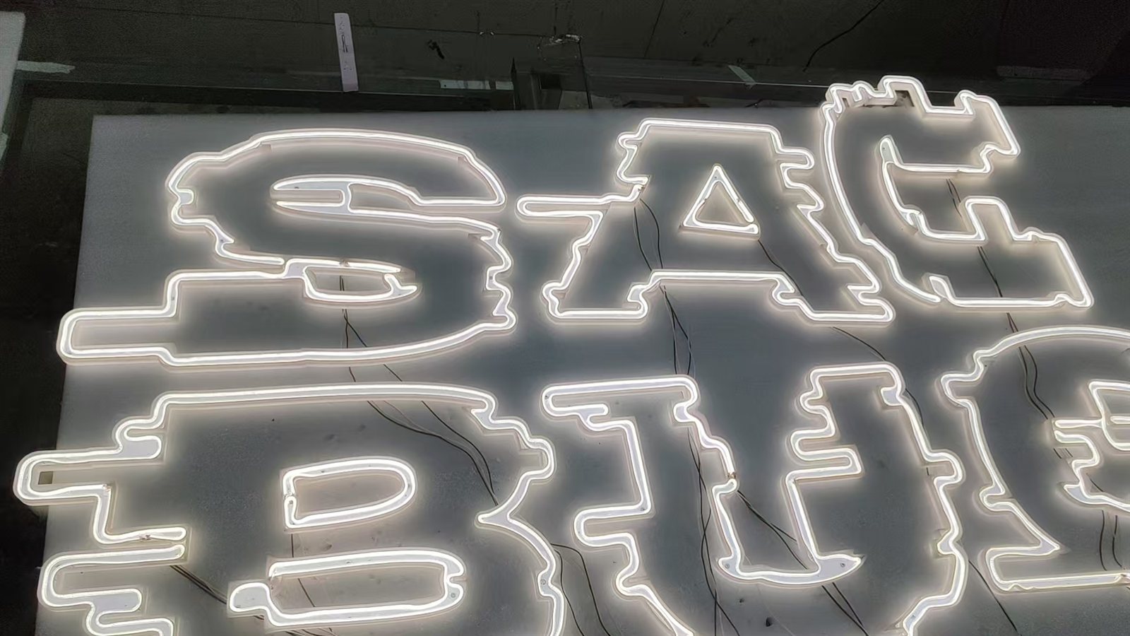 LEDネオンサイン製造中の発光チェック 白色LEDの点灯確認