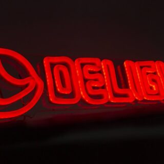 LEDネオンサインの価格ガイド 赤いネオンチューブのDELIGHTロゴ