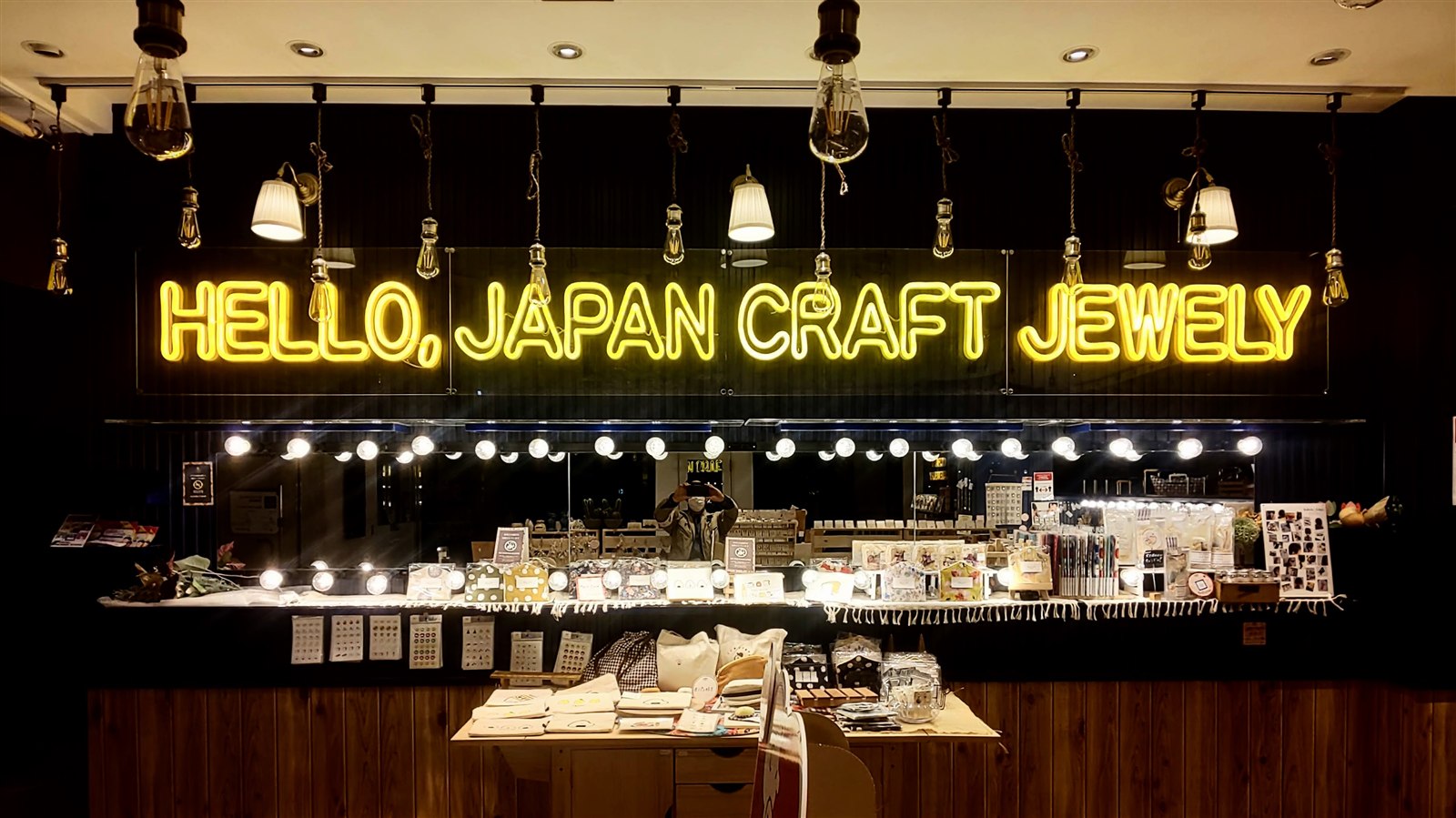 黄色のLEDネオンチューブサイン 商業施設の店舗内装サイン 長尺文字