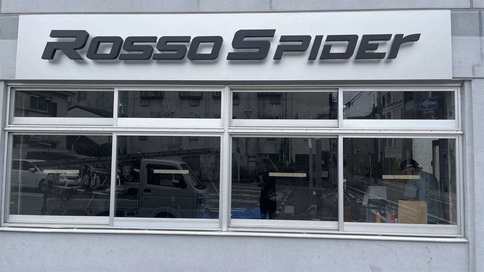 LEDサイン消灯時の昼間の見え方 金属質感の立体文字 ROSSO SPIDER様