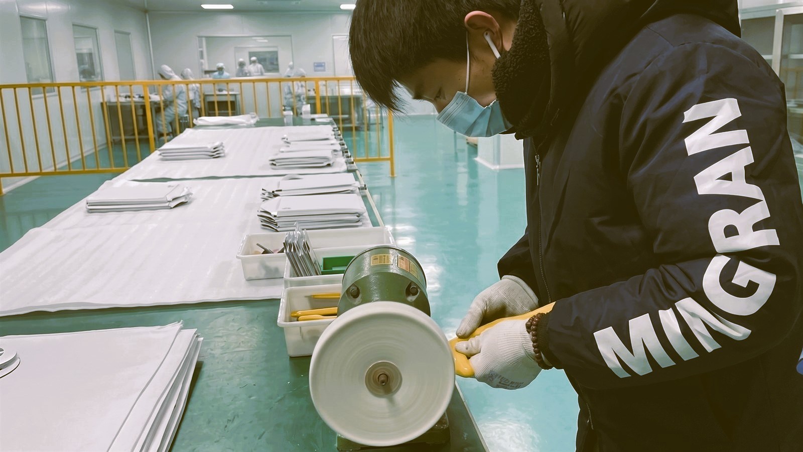 LEDサイン製造委託の提携工場 チャンネル文字パーツの研磨仕上げ作業
