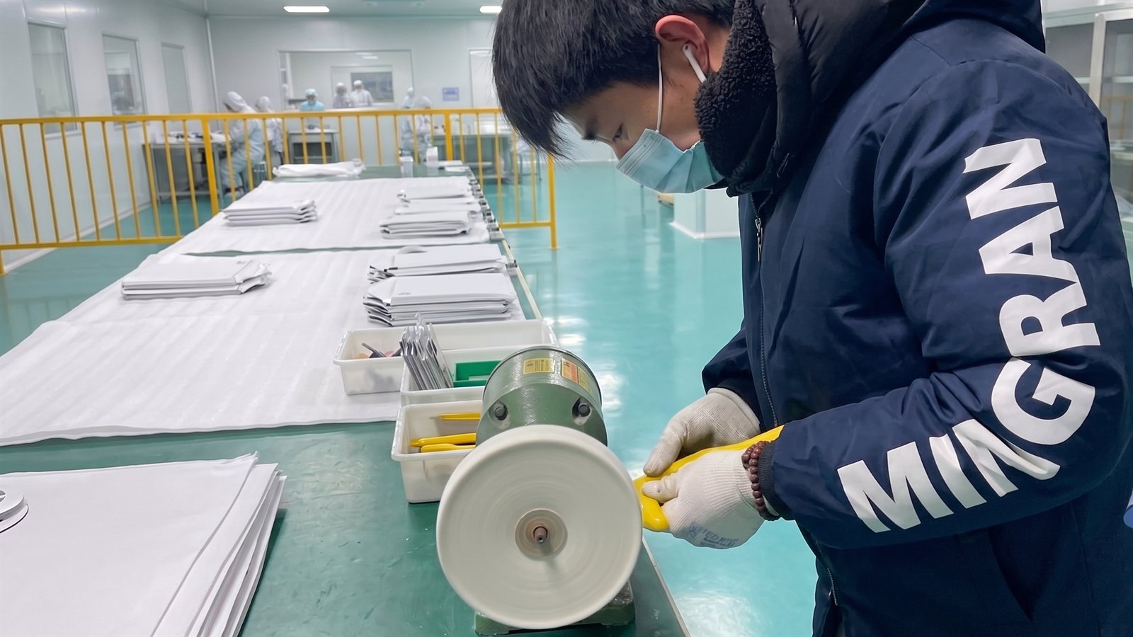 LEDサインOEM製造の提携工場 チャンネル文字パーツの研磨仕上げ作業