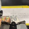 LEDサイン取付の手順1 施工面に型紙を養生テープで貼り水平器で位置を確認する様子