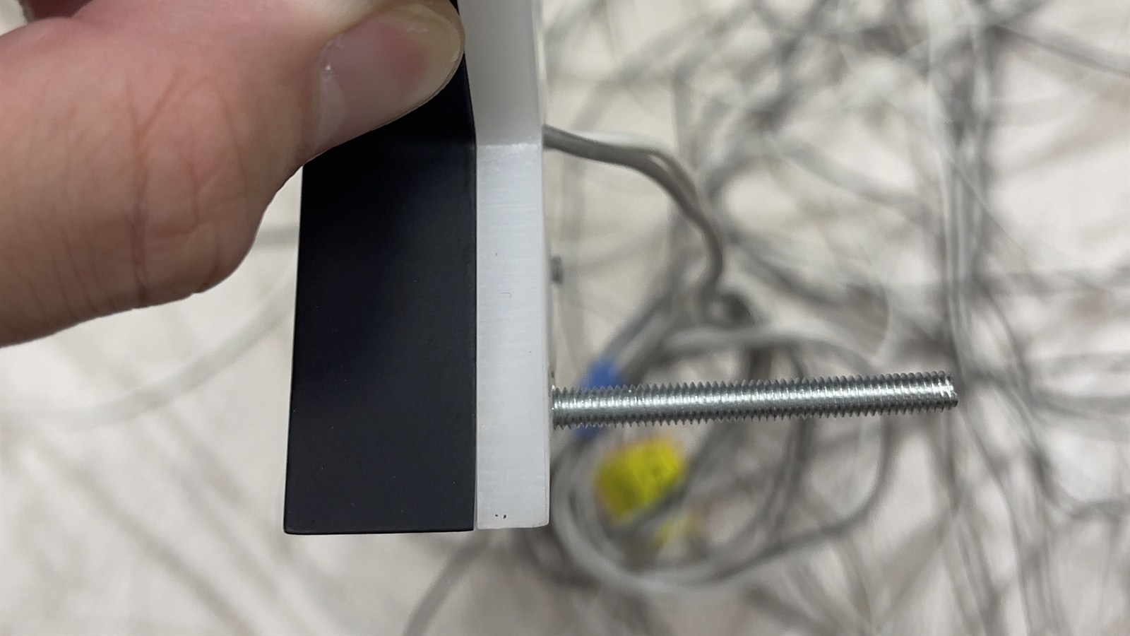 LEDサイン取付の手順3 サイン本体の裏面に取り付けたボルトと配線の出方