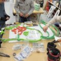 工房でネオンサインを組み立てるスタッフの作業風景 工具と取付金具