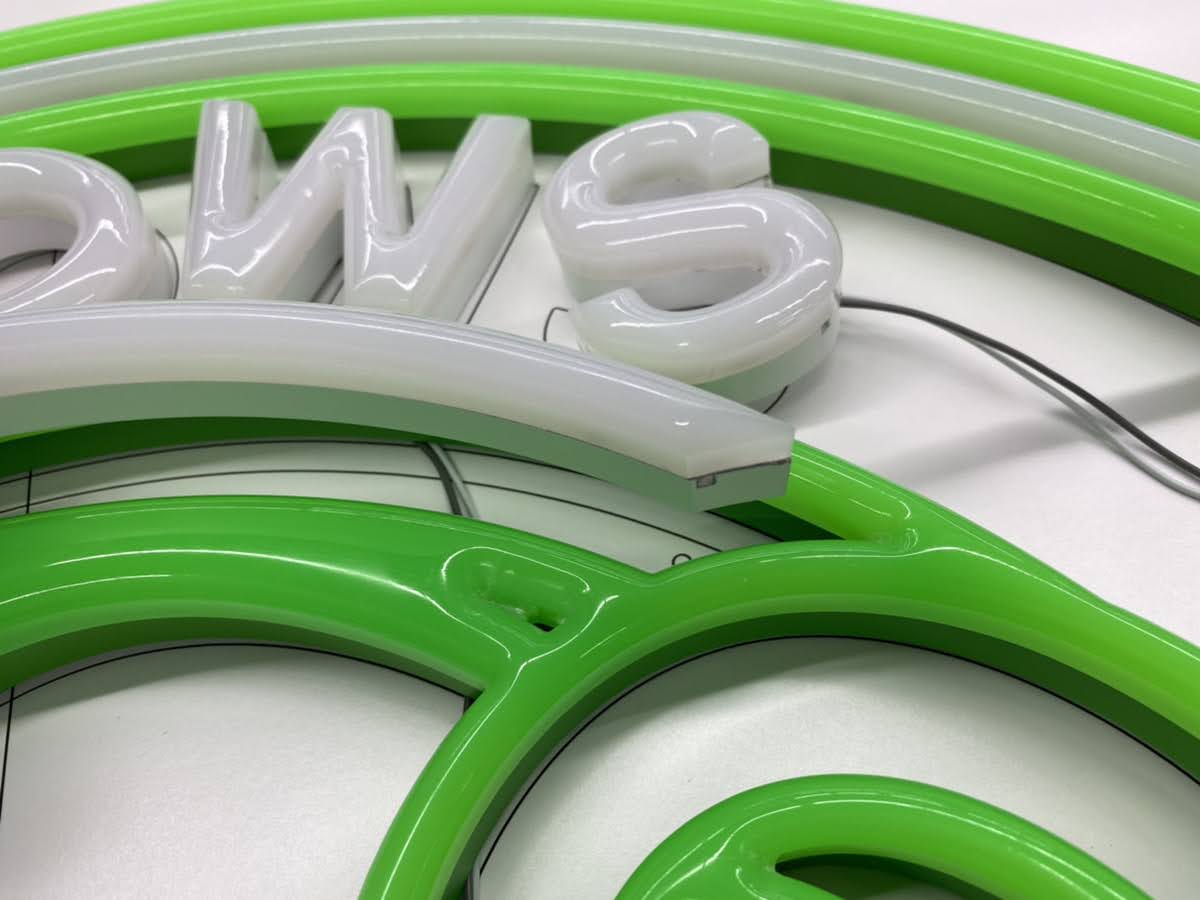 ネオン風発光サインのアップ アクリル削り出しのかまぼこ型断面