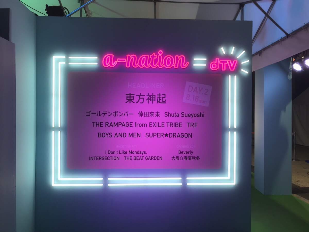 屋外イベント会場に設置したネオン風発光サインとLEDライン装飾のフォトブース