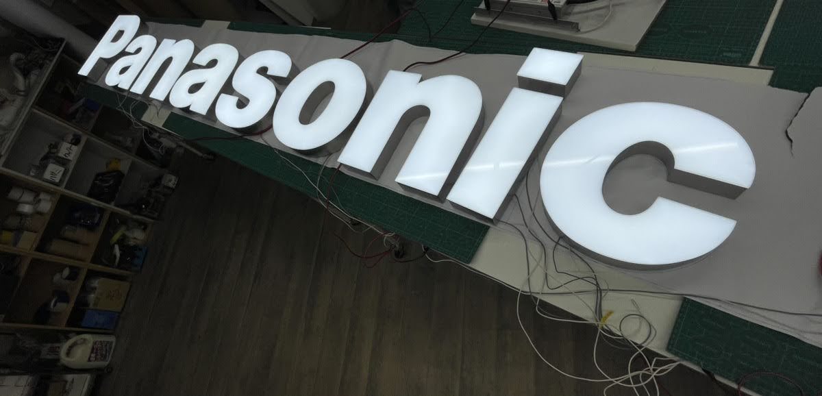 ステンレス製正面発光サインの大型製作例 Panasonic INDUSTRY