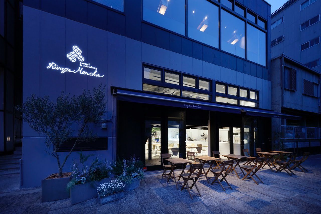 アクリル製正面発光サインの店舗事例 筆記体の細い文字