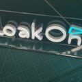 卓上サイズの小型LEDネオンサインの点灯検査 白と水色のロゴ(Cloak One様)