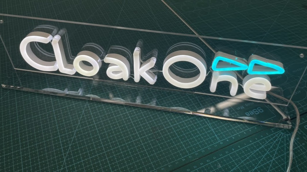 卓上サイズの小型LEDネオンサインの点灯検査 白と水色のロゴ（Cloak One様）