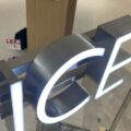 ステンレス素材の立体文字の接写 金属のヘアライン質感とLEDの光る縁