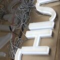 全面発光サインの製作工程(SHISEIDOロゴ・乳白アクリル文字が並ぶ工場撮影)